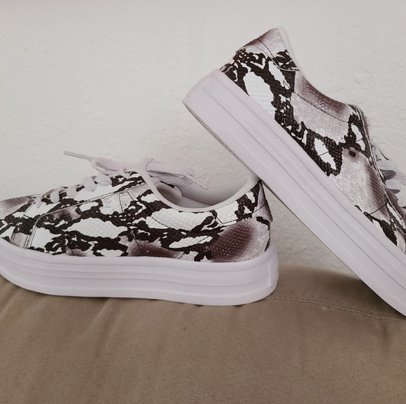 Sneakers - Picture 4 of 4